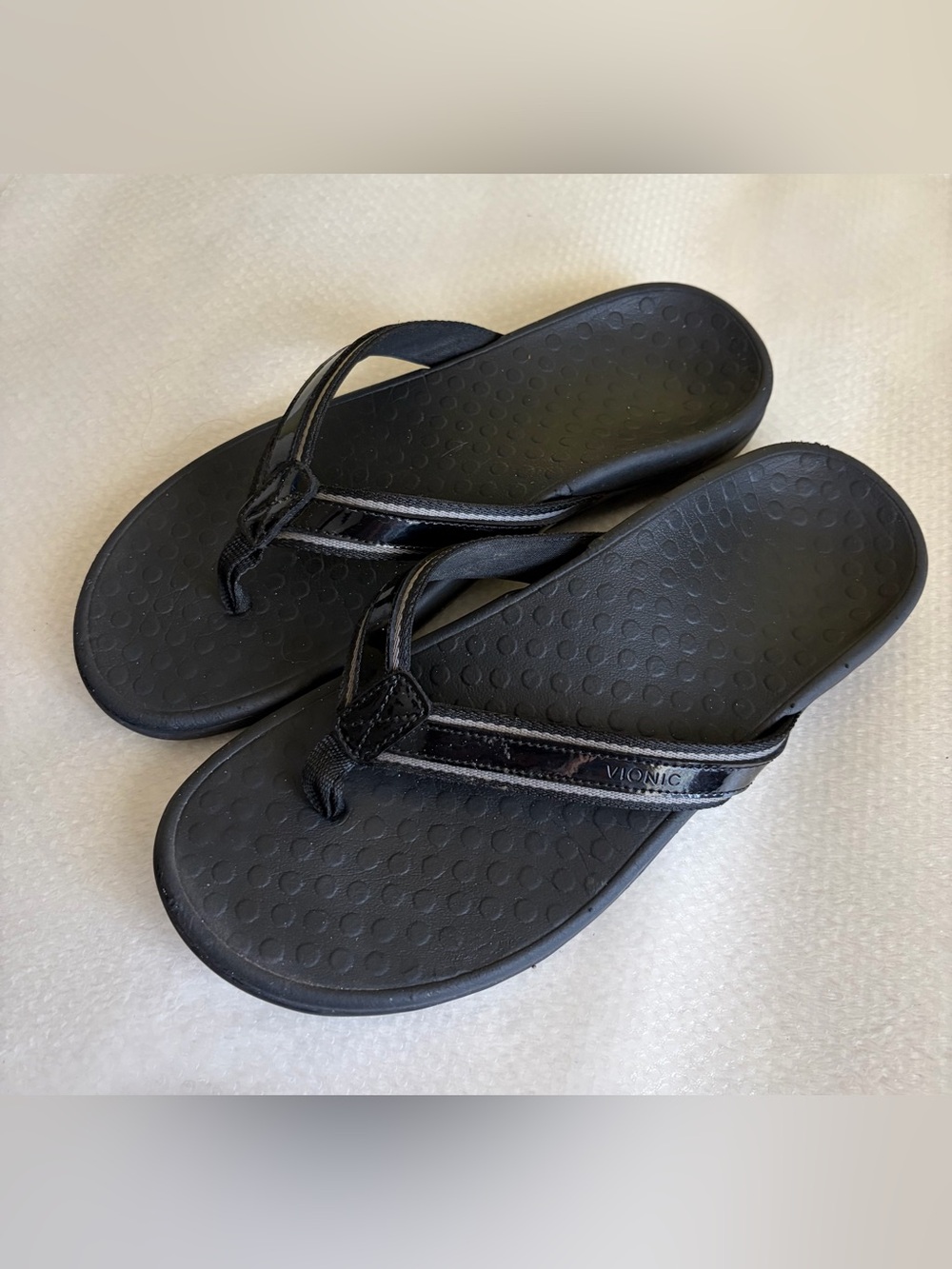 Vionic Black Patent Thong Flip Flops